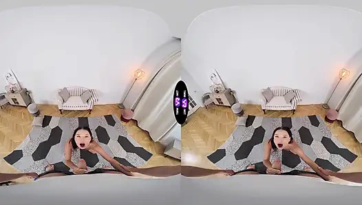 Чувак долбит Milena Ray после того, как заметил ее голую киску - TmwVRnet