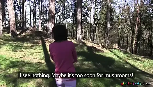 Girlfriends XXX - eine Wanderung führt zum lesbischen sex muschi fingern und muschi lecken im park