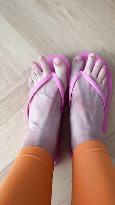 Visa fötter i flip flops
