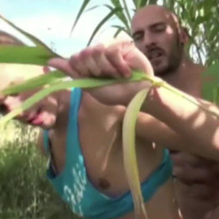 サニーは彼の車の中でエンツォを吸う