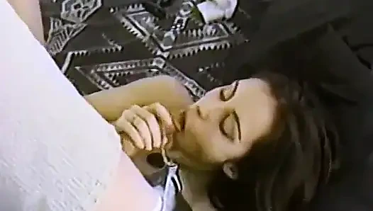 Sofia yarak emiyor ve sonra götüne sokuyor