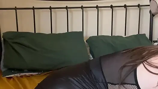 Çok güzel saten siyah boğucu mini elbiseli kusursuz beyaz karşı konulmaz cilt ve mükemmel amcık