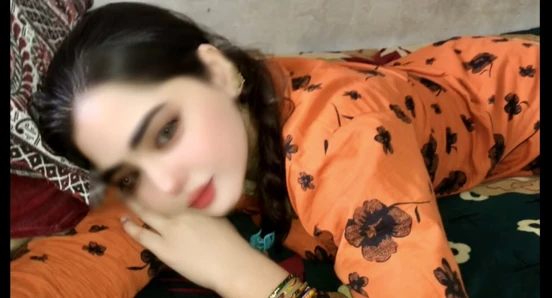 Gadis pemalu ini berubah jadi binal pertama kalinya di depan kamera
