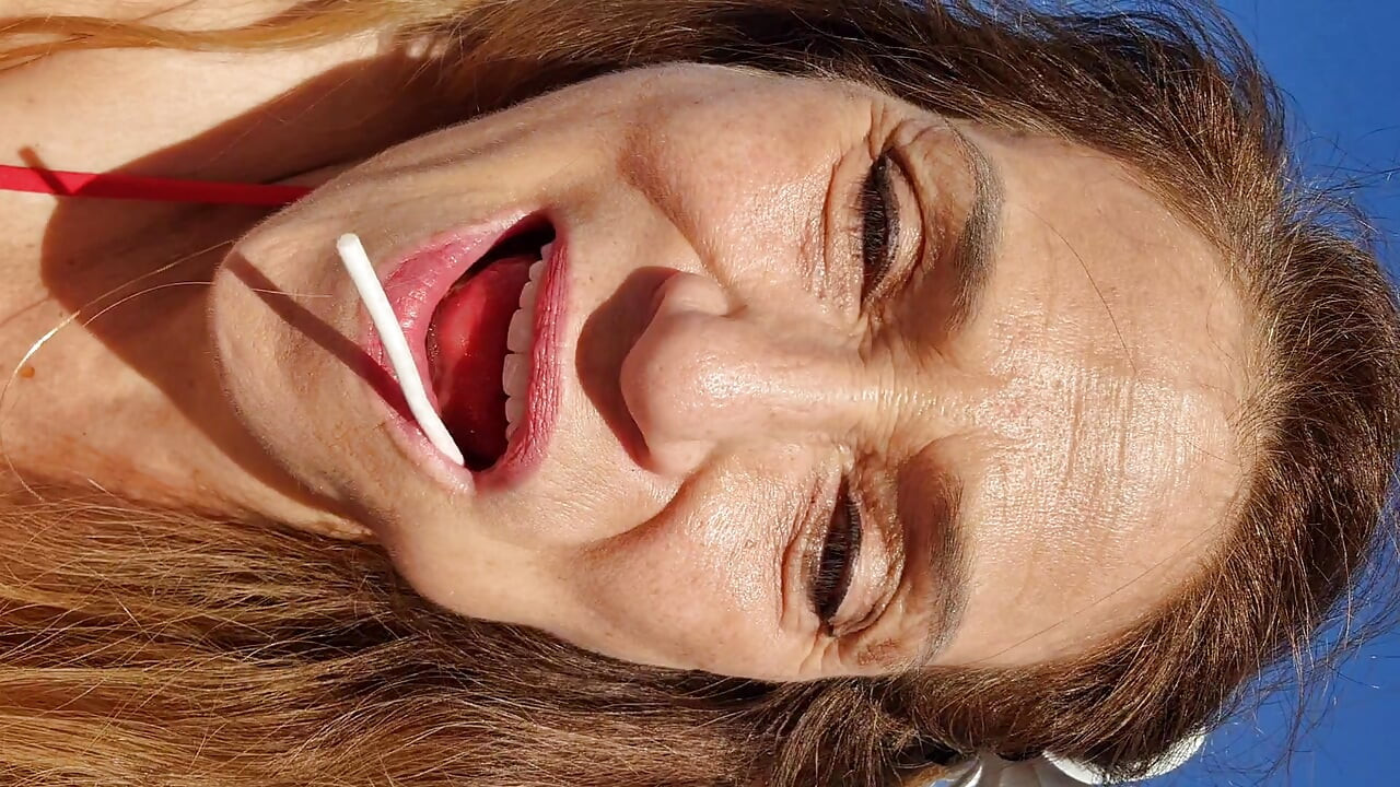 Melissa Johnson ดูดและเลียเชอร์รี่อมยิ้มบนชายหาด