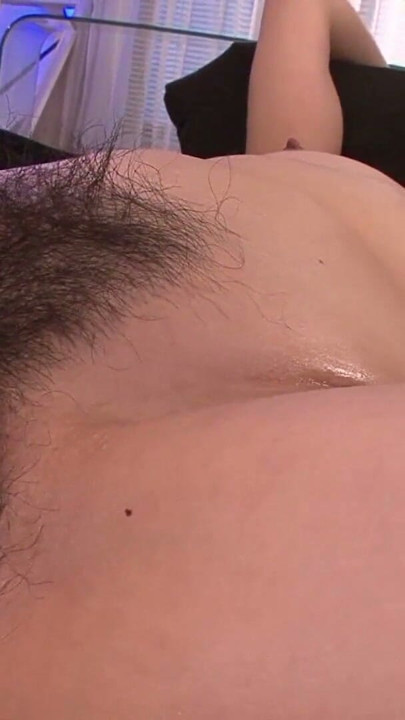 reiche Asiatische Milf kauft sich zwei toyboys | Clip 3