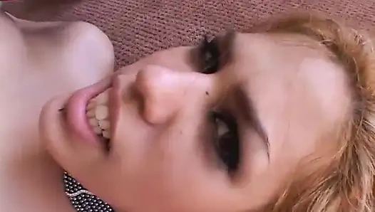 Heißes mädchen bekommt riesige schwänze in ihre engen löcher, nachdem sie sie gelutscht hat