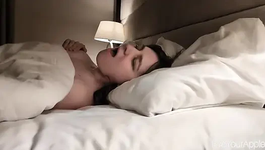 Камера отеля: громкий оргазм со стонами