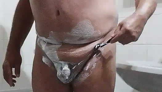 Küçük yarağımı tıraş ediyorum