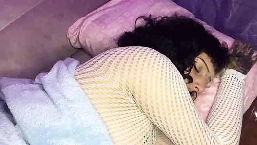 Чёртова сводная сестра весь день встаёт, чтобы её возбудили