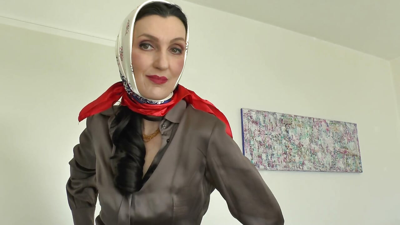 Öğleden sonra başörtüsü denemesi, Lady Victoria Valente