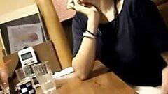 Une femme japonaise japonaise prend une grosse bite sous la table