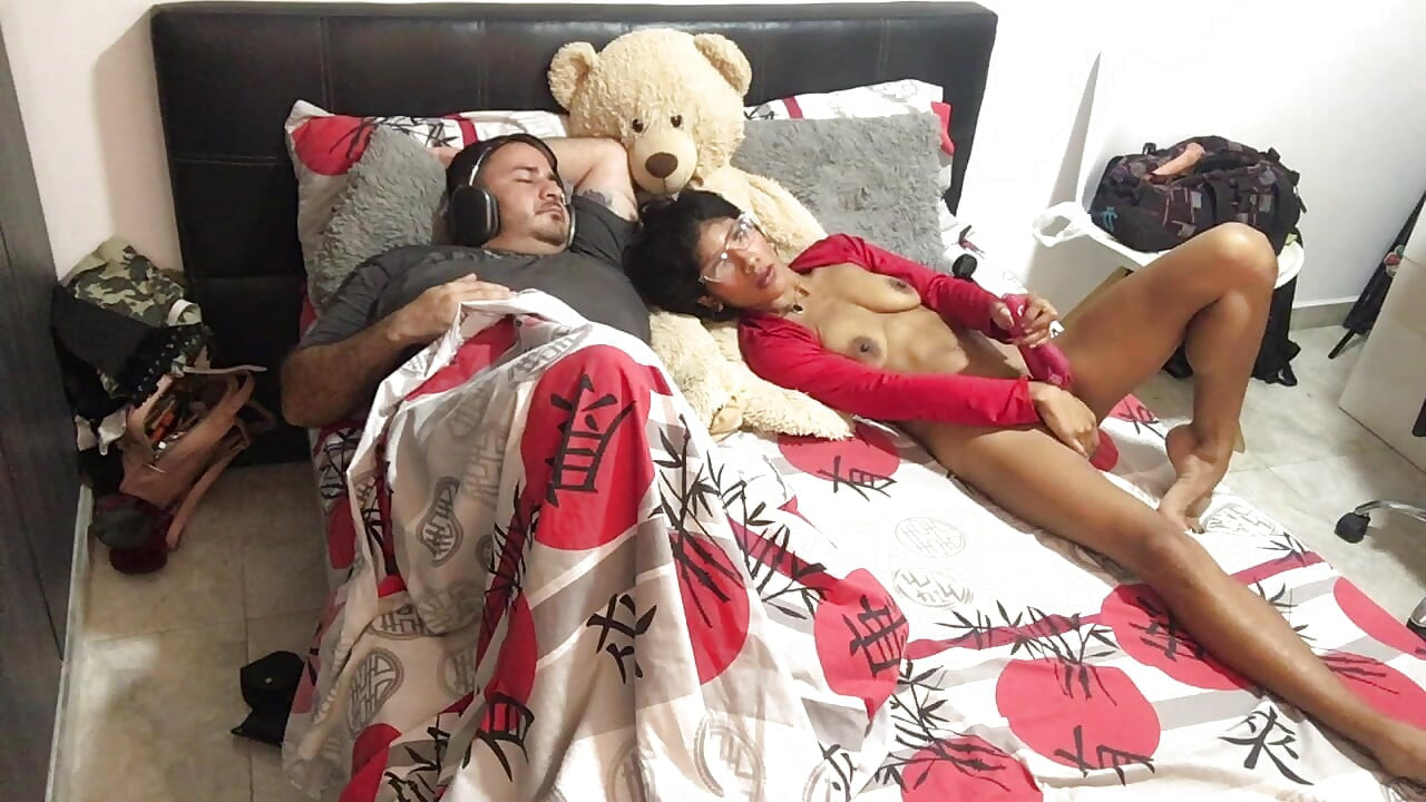 Ich masturbiere vor meinem Mann und provoziere ihn zum Sex.