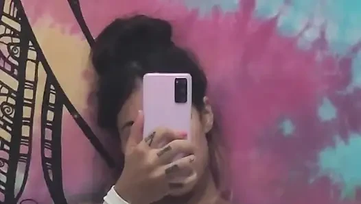 Mantanku memposting video ini tentang dirinya sendiri yang muncrat di cermin