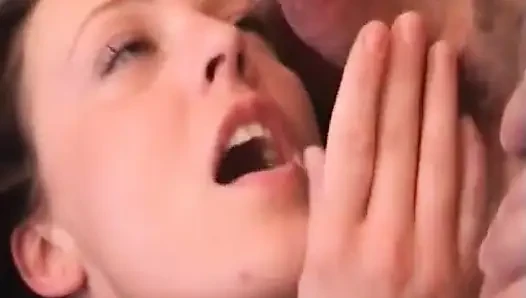 Pelacur seksi dikocok krim di memeknya yang basah