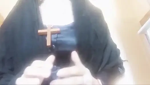 Rahibe küfürlü ve olmaması gereken yere işiyor