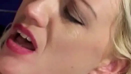 Blonde Verführerin in leidenschaftlicher Action