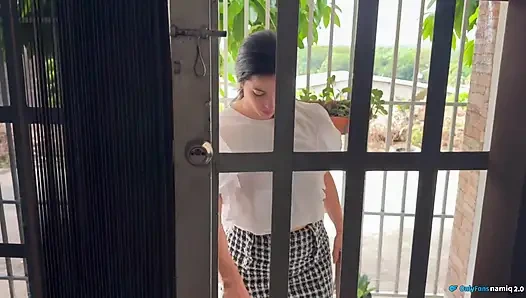 Подарок-сюрприз, сводная сестра дает свою киску, чтобы сделать его счастливым