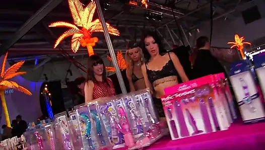 Tiga lesbian dan mainan ajaib