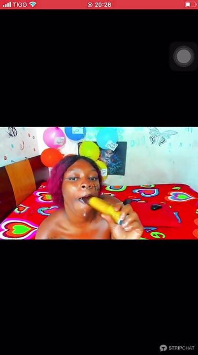 Sunt excitată, vino să te joci cu o columbiană