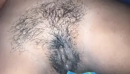 Gadis India memotong rambut pantat, menarik seksi
