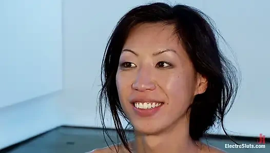 Tia ling çifte penetrasyonla sert elektroseks alıyor!