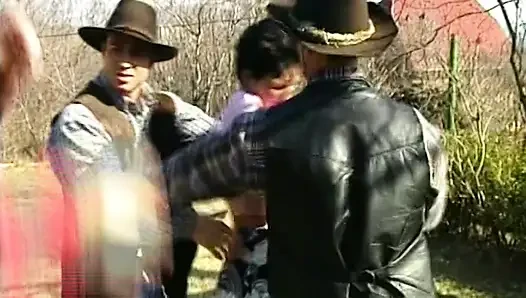 Çiftçi karısını sikiyor sadece kendi değil