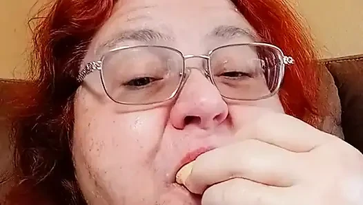 Şişman kız için bolo sandviç yiyor hayranları yiyor!