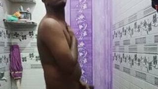 Tamil gay bañándose (desnudo)