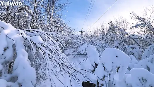 - 30C Очень холодно, но симпатичная русская девушка хочет мороженое в ее рот