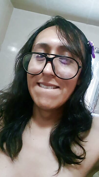 Por ser uma puta bateram-me com força e eu gozei