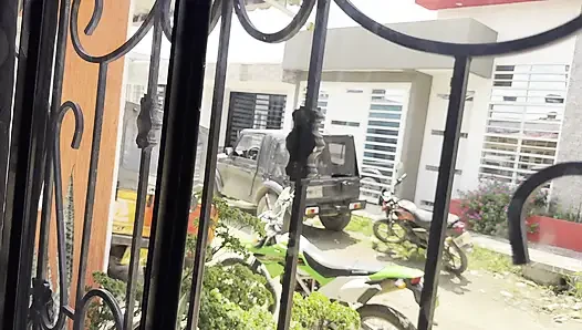 Adik tiri Kolombia minta aku ngentot memeknya di sebelah jendela supaya tetangga mau ngento dia
