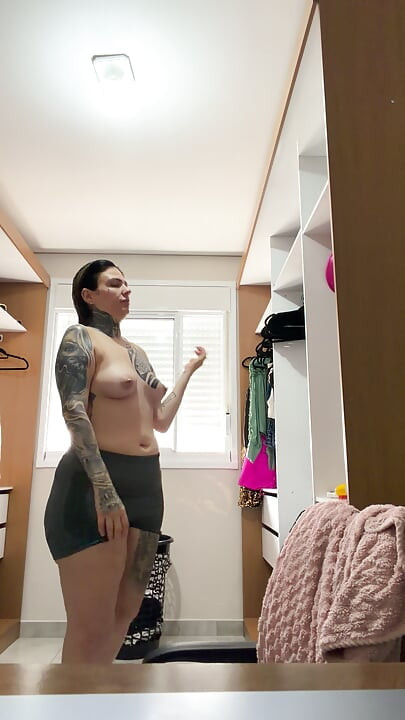 Neighbor catches lady dna in her moment of beauty and discovers something shocking