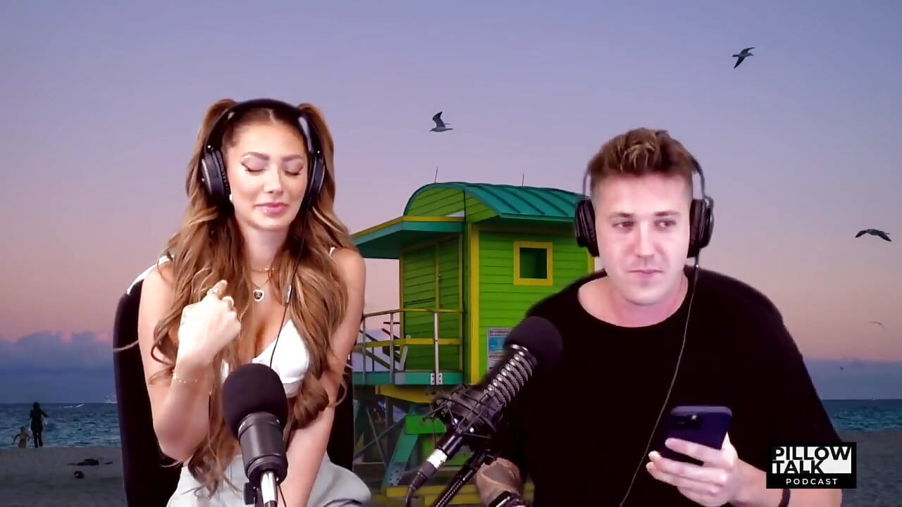 Violet Benson devine reală featuring co-gazdă Francesca Farago