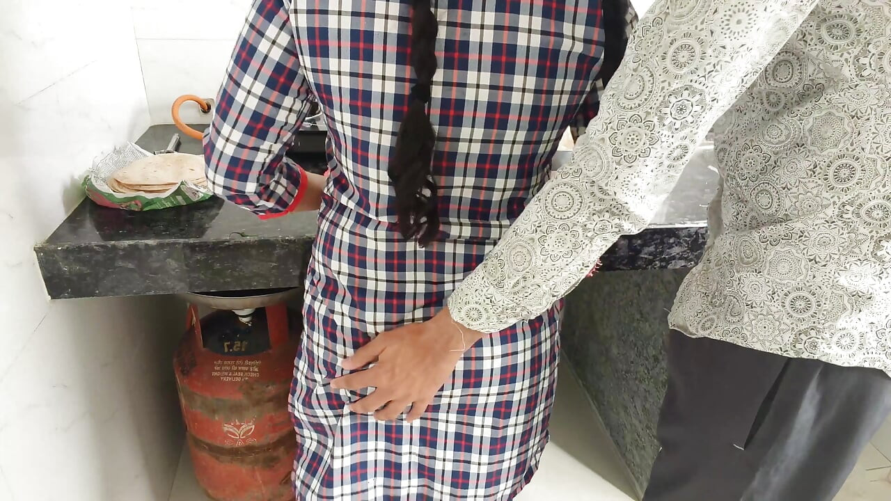 کون تنگ و بزرگ خدمتکار هندی جذاب توسط صاحب شاخش کیر می خوره