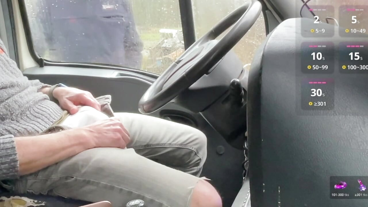 Otoyol dinlenme alanında yağmurlu akşam - meraklı bir yoldan geçen adam kamyonuma yaklaşıyor