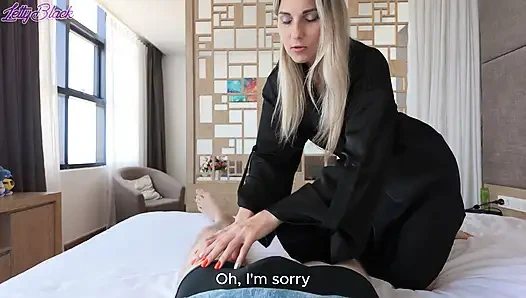 Üvey anne masaj sırasında yanlışlıkla üvey oğlunu sikiyor