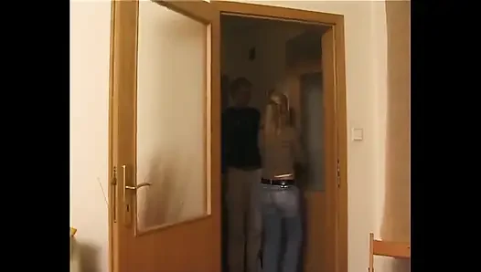 Sürtük kız soyunuyor ve dokunuyor