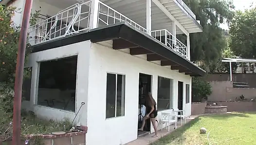 Cewek cantik menguras kontol besar di gym