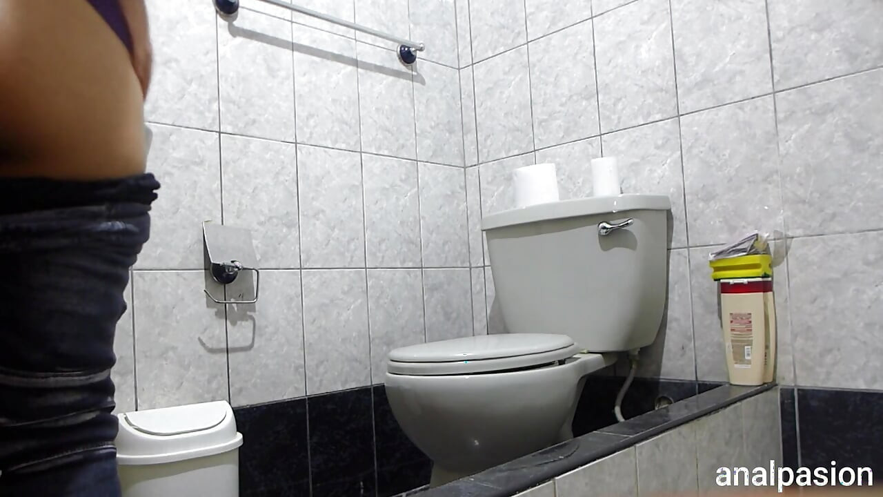 Intens anaal voor stiefzus in de badkamer met cumshot in de kont