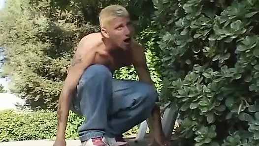 Büyük memeli zenci sürtük genç beyaz bir delikanlıyı emiyor ve sonra sikiliyor