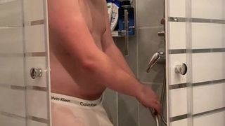 Simpatico ragazzo tedesco che fa la doccia in mutande bianche e sborra