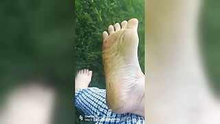 Dobivam mrlje od trave na golim tabanima Uživanje u prizemljenju u prirodi