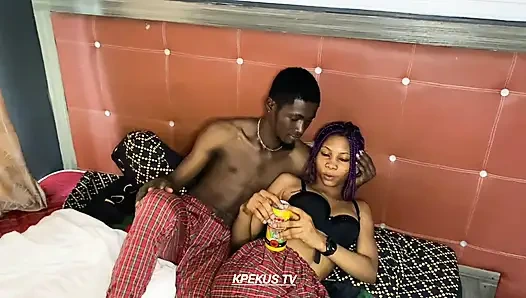 Nijeryalı sınıf arkadaşım onu uzun siyah yarağımla doldurmama izin veriyor