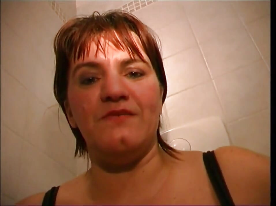 Milf rambut merah mengisap kontol