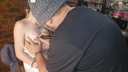 Kakak tiri pengen tato hati di sebelah putingnya tanpa celana dalam