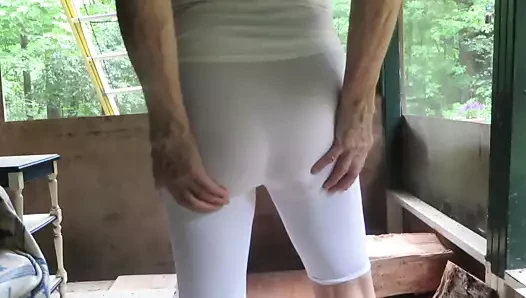 Beyaz spandeks her şeyi gösterir.