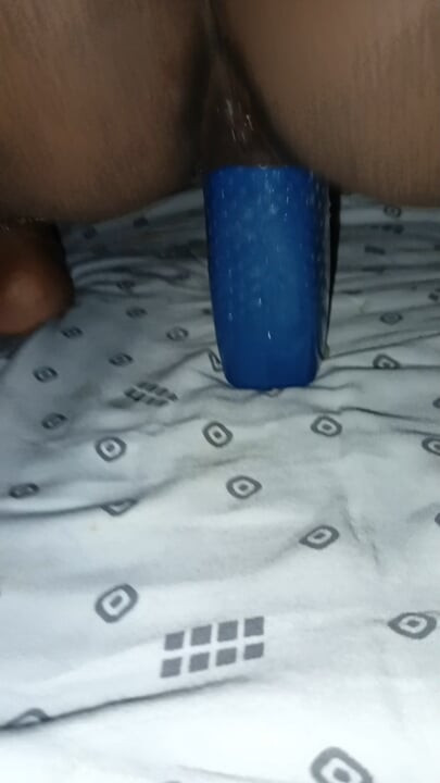 Insertando la botella profundamente en la