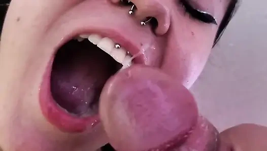 Hot Girl Giving a Blowjob Until I Cum in Her Mouth