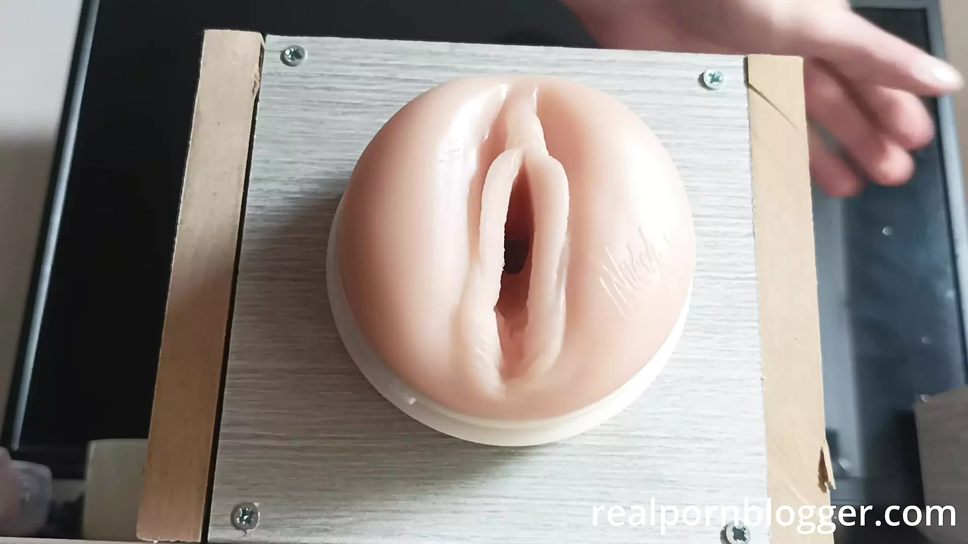フレッシュライトをファックするときにボールの下から見る