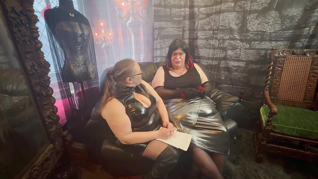 Domina Satana Stephanie-Nicole TV ile röportaj yapıyor